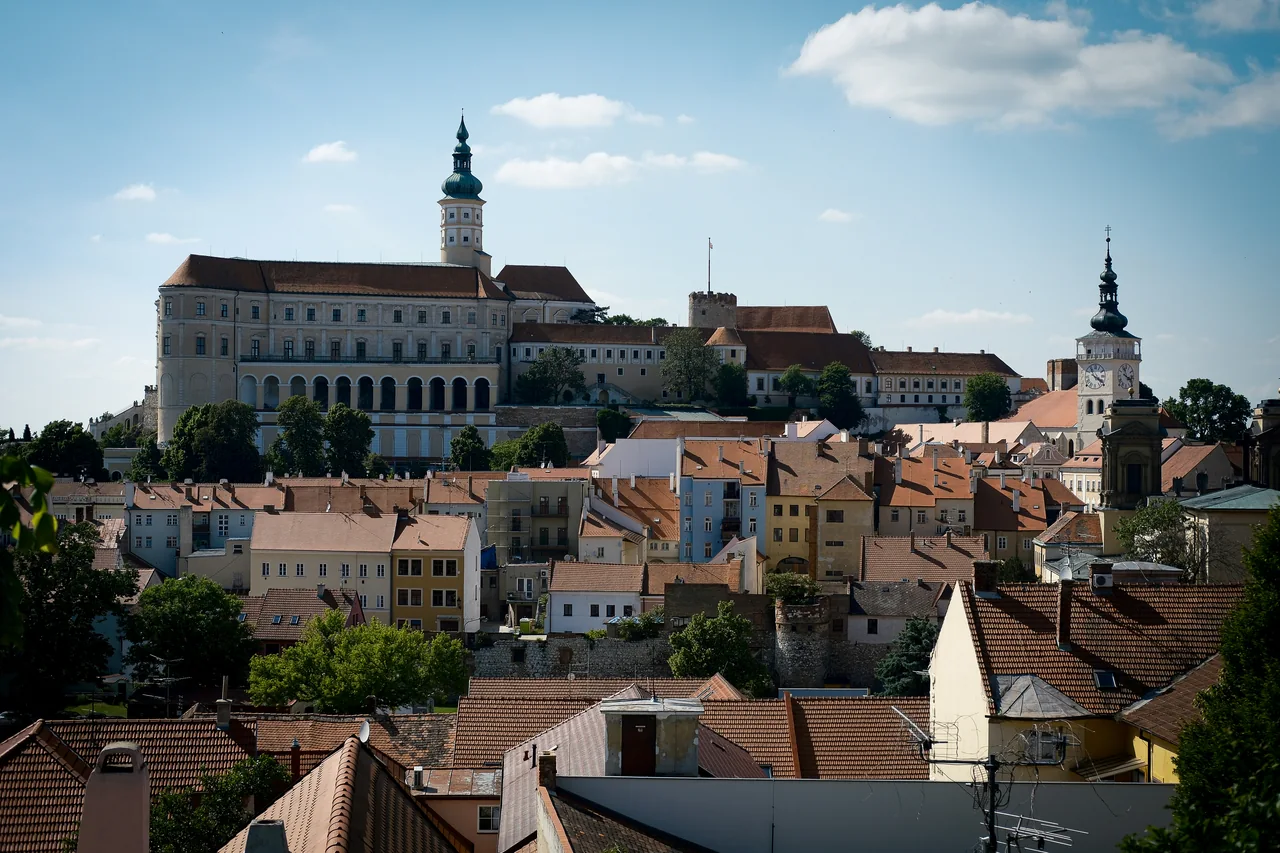 Mikulovské střechy a zámek za slunečného dne.