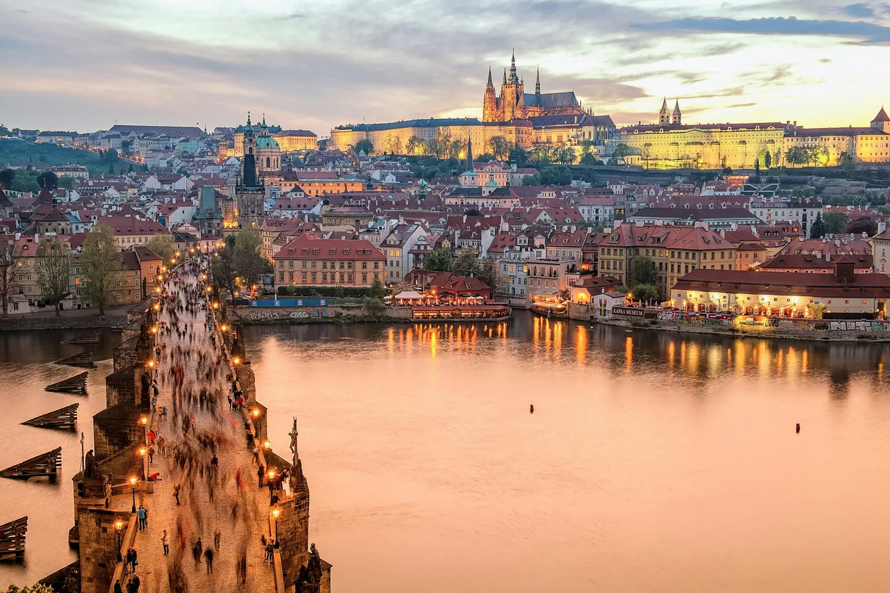 Karlův most, Malá Strana a Pražský hrad ve zlatém večerním světle.